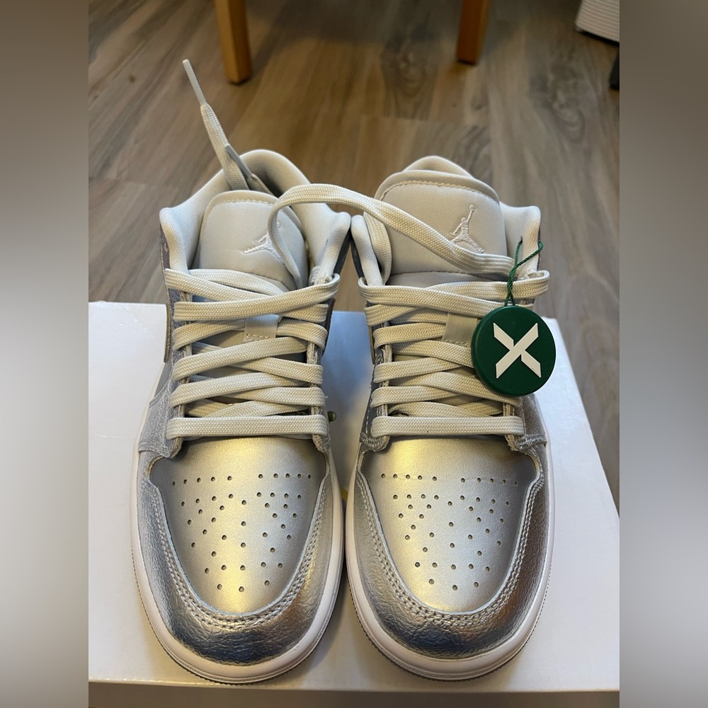 NWT Women’s Nike Jordan Air 1 Low SE Sneakers Metallic Silver/Photon Dust - Picture 4 of 11